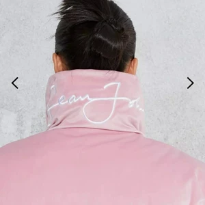 Missguided Sean John puffer jacka - Helt ny. Aldrig använt. Med lappar/etiketten. Kan skicka till posten eller möte upp i Örebro  Slutsåld på nätet. Ordinarie pris 1,445. Perfekt till hösten och vår. 