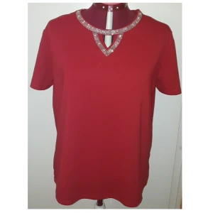 Röd kortärmad tröja med strass detaljer - (Ny) storlek L/XL