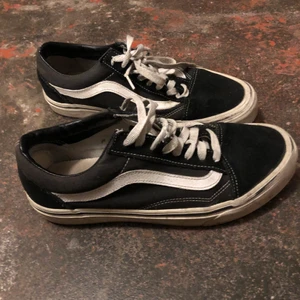 Vans old skool skor - Säljer mina vans old skool. I använt skick, men har mycket mer att ge! Kommer rengöra innan jag fraktar. Superkoola!!🕺🏼🌸👏🏼 kan mötas i malmö eller frakta för fraktkostnad