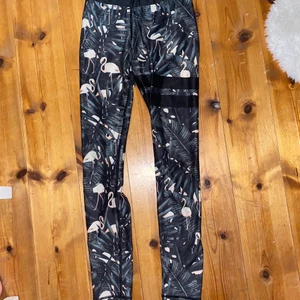 Tränings Tights - Säljer mina stronger tränings tights då de börjar blivit lite små. Mycket fint skick, sitter på plats i midjan! Nypris- 700 kr