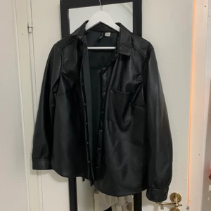 Oversized läderjacka - Säljer nu min fina oversized fake skinn/läder-jackafrån hm, tunn i materialet knappt använd då jag tycker den sitter lite för stort på mig men annars jättefin💕 Frakt 66kr, säljer nu en massa fina och billiga plagg på min sida så kolla gärna in det, ni kan få med ett billigt gratisplats på köpet😊