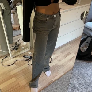Gråa jeans - Köpa på plick, säljer då de var förstora. Annars så fina och från kollektionen Amalie x NA-KD (slutsålda). Mid-waist och helt oanvända med lapparna kvar.💕💕buda i kommentarerna🤍