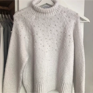 Stickad tröj - Jättefin och varm stickad tröja som man kan ha nu till vintern!🤍 är använd fåtal gånger och har fina pärlor på.