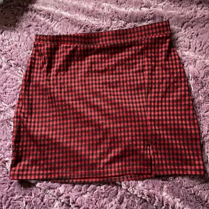 Rutig kjol med liten slits - Kjol från New Yorker. Använd kanske 3ggr. Storlek XL men passar nog L eller stor M bäst. 💌Frakten baseras på frimärken. Önskas postnords egna paket löser vi det💌