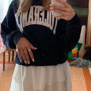 Blå sweatshirt weekday - Säljer min snygga mörkblåa sweatshirt från weekday! Den är i jättebra skick och så skön nu när det är lite kallare💞 den är i storlek S. Köparen står för frakt💞