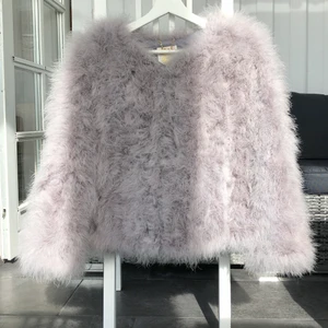 Fjäderjacka - Säljer nu min jättefina jacka från PelloBello Stockholm. Jackan är i storlek S, men passar även XS. Nypris 1400kr. 