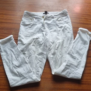 Vita jeans 2 - Vita jeans med guldmedaljer. 15 kr. Samfraktar vid köp av flera varor för 66 kr 💕❣