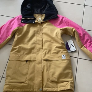 Wear colour skid jacka M - Aldrig använd, prislappen kvar, storlek M, beställt ifrån deras hemsida på nätet