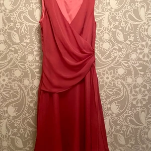 Klänning S - Underbar kvalitet, somrig, viskos underkjol. Står strorlek UK 12 men det stämmer inte, storlek S.