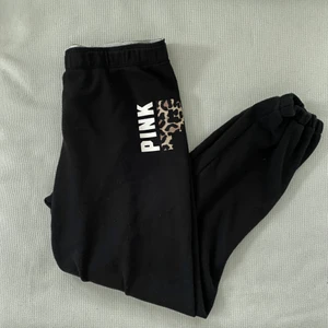 Mjukisbyxor från PINK, VS - Svarta mjukisbyxor från PINK, Victoria’s secret. Lite noppriga. Strl S. Kan skickas spårbart med postnord mot fraktkostnad 🥰