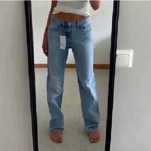 Zara mid rise jeans - Säljer dessa populära oanvända zara-jenas i storlek 34!!Slutsålda i denna färg på hemsidan🖤(lånade bilder, skriv för egna eller om något annat är oklart)
