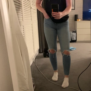 Jeans - Tighta jeans med egna hål. Även väldigt fina slitningar längst ned😍 Från märket Pieces i storlek XS✌🏼 Sitter skönt och sitter perfekt på mig som är 160cm! Tyvärr trasiga på vardera sida (sista bild) men inget problem för den som kan sy😁 ❗️Frakt tillkommer❗️
