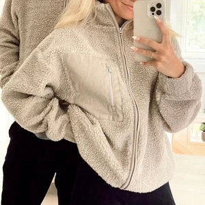 Pilejacka - Säljer denna helt nya pilejacka, fick hem den igår, lapp kvar, säljer för att jag inte passade i den. Nypris 399kr 💞💞 köpare står för frakt. Är en Xs/s men tog i storlek XL då den är liten i storleken och jag ville ha den oversized och kunna ha hoodie under. 