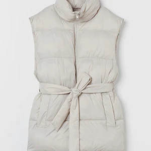 Vadderad väst  - Från hm helt ny med lappar kvar, helt slutsåld. Storlek S