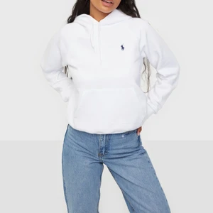 tröja från ralph lauren - storlek s! använd ett fåtal gånger så är i fint skick! inga fler bilder finns då allt ligger redo för att postas! frakt på 66kr tillkommer! LÄS TEXTEN I BION INNAN KÖP OCH FRÅGOR!