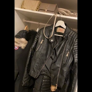 Chiquelle skinnjacka - Hej jag vill sälja denna fina skinnjackan i storlek 38 (M). Den är stilig och går att styla med fina outfits. Den har använts ett par gånger men har kemtvättats och är fortfarande ny. 