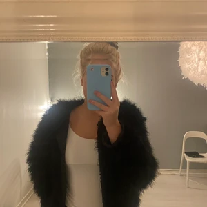 Svart pälsjacka från DM stl xs  - Väldigt fin pälsjacka från DM stl XS. Använd fåtal gånger