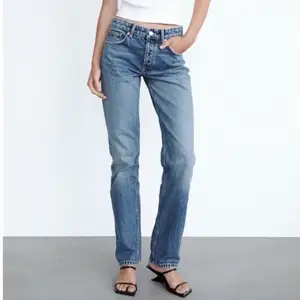 Säljer dessa sjukt snygga mid rised blåa jeans från pull&bear💕Strl 38 men små i storleken☺️ Knappt andvända, skriv privat för egna bilder eller frågor💕