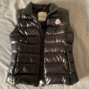 Moncler väst  - Höst moncler väst. Storlek 0. Svart. Med två sido fickor. För mer info skriv i Pm. Streckkod finns, är du intresserad kan du självklart få fler bilder. OBS INGET KVITTO. Köpt för 2 år sen. Perfekt skick