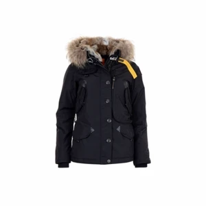 Parajumpers Vinterjacka  - Vinterjacka från Parajumpers, Doris Jacket. Jackan är i väldigt bra skick, inköpt i slutet på 2019. Använd ett fåtal gånger då storleken inte var rätt från början. Nypris 9999kr, kvitto medföljer. Storlek S