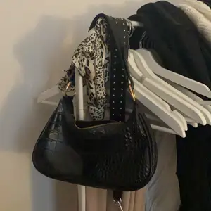 Jättefin svart väska. Väskan är köpt på Nelly.com och är en handväska. Den är i fint skick förutom att dragkedjan tyvärr är sönder vilket gör att den inte går att stänga. Förutom det är den jättefin 🥰