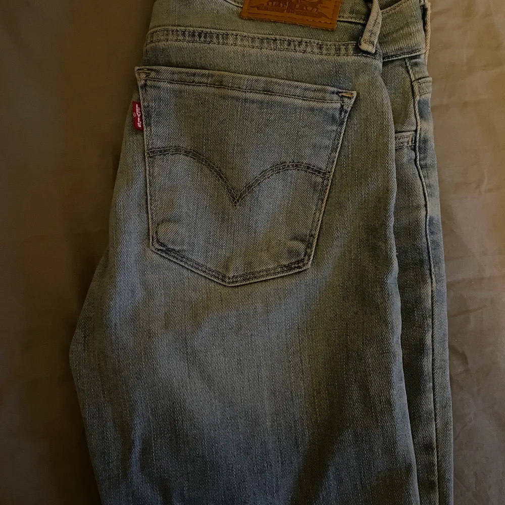 Knappt använda Levi’s 710 super skinny. Storlek W26, tror längd är 30 (XS-S). Köpare står för eventuell frakt. :). Jeans & Byxor.