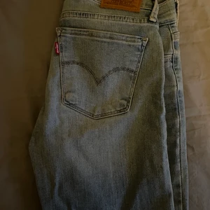 Levi’s 710 skinny  - Knappt använda Levi’s 710 super skinny. Storlek W26, tror längd är 30 (XS-S). Köpare står för eventuell frakt. :)