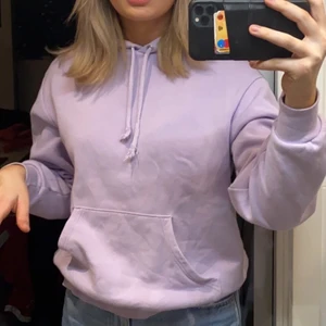 Lilla hoodie - Säljer denna snygga lilla hoodie från Monki💜 Den är i strl S och sitter skit bra och lite over size!💜🤩 Använd endast två ggr💜 säljer den för 175kr priset kan alltid diskuteras💜⚡️