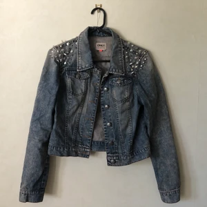 Jeansjacka från Only med nitar. Strl. 36 - Som ny. Ganska mjuk. Hyfsat tunn. Snygg med nitar. Frakt tillkommer. 
