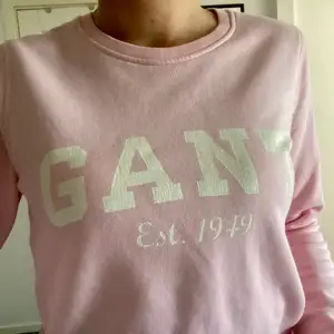Ljusrosa sweatshirt från GANT, storlek XS. Skön och superfint skick. Nypris 999kr