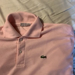 Lacoste piké - Babyrosa lacoste piké från second hand! Därför lite nopprig på vissa ställen