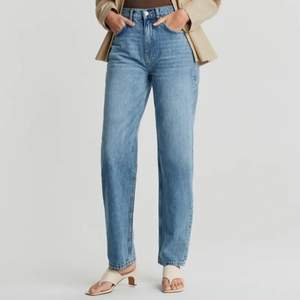 Blåa 90s high waist jeans med slitning från Gina Tricot, använda i nyskick. Långa som går ner en bit över skorna, se bild (jag är 175cm lång).   Tvättats två gånger sen köp.  Nypris: 599  #ginatricot 