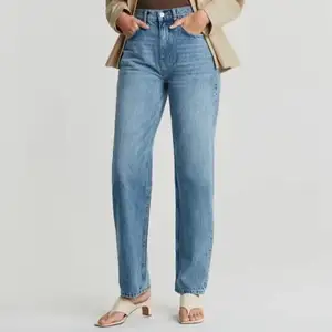 Blåa 90s high waist jeans med slitning från Gina Tricot, använda i nyskick. Långa som går ner en bit över skorna, se bild (jag är 175cm lång).   Tvättats två gånger sen köp.  Nypris: 599  #ginatricot 