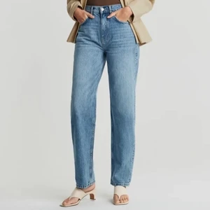 90s high waist jeans - Blåa 90s high waist jeans med slitning från Gina Tricot, använda i nyskick. Långa som går ner en bit över skorna, se bild (jag är 175cm lång).   Tvättats två gånger sen köp.  Nypris: 599  #ginatricot 