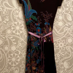 Desigual klänning XS - Somrig klänning med knytning i midjan. Kvinnlig passform, stretchigt material. Perfekt för sommarfesten eller midsommar om man inte tycker att svart inte passar för sommar ☺️