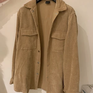 Manchester jacka - Snygg beige manchester jacka från ginatricot. Oversized och passar så bra till hösten och våren.