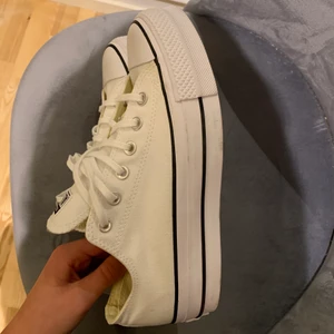 Converse - Helt nya Converse med hög sula. Så coola!!! Aldrig använda pga för stora för mig, väldigt snygga och passar till allt. Storlek 40. 