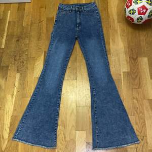 Säljer mina helt oanvända bootcut jeans dem är i xs men dem är för små för mig drf säljer jag , passar folk från 155-170