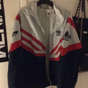 Tunn Adidas jacka  - Jätte fin adidas jacka tunn i materialet, köpt från herravdelningen stl M , kan ha som en fin oversized jacka, 1000kr nypris nu 400kr , färg mörkblå,vit,röd , fint skick✨