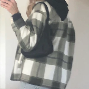 Rutig grön jacka! - Säljer denna jacka från boohoo då den inte kommer till användning, den är knappt använd. Väldigt skön lite tunnare jacka! Pris kan diskuteras!💕