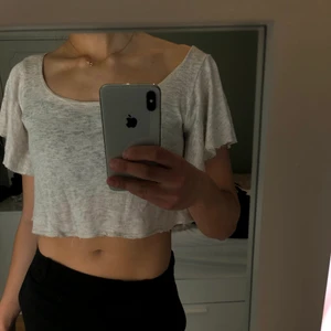 Kort topp - Säljer denna super snygga korta beiga toppen med volangärmarmar! Sparsamt använd, är i storlek xs men passar såväl större som mindre! 