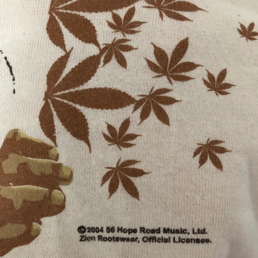 Så snygg ljusbeige och brun Bob Marley t-shirt! Superfint skick🤎 se sista bilden för detaljer. T-shirts.