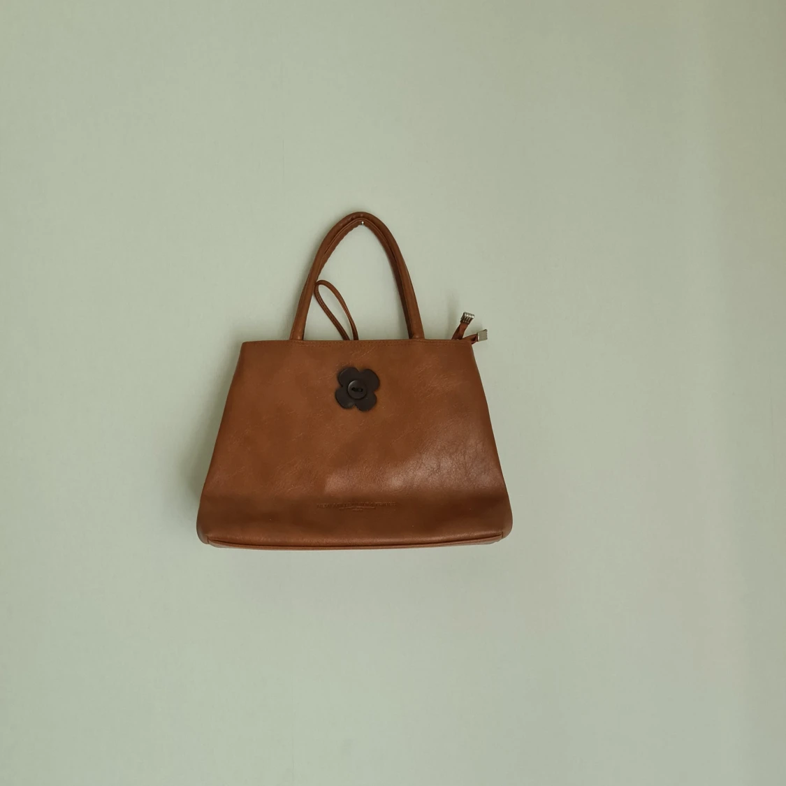 Läderväska med blomm-detalj