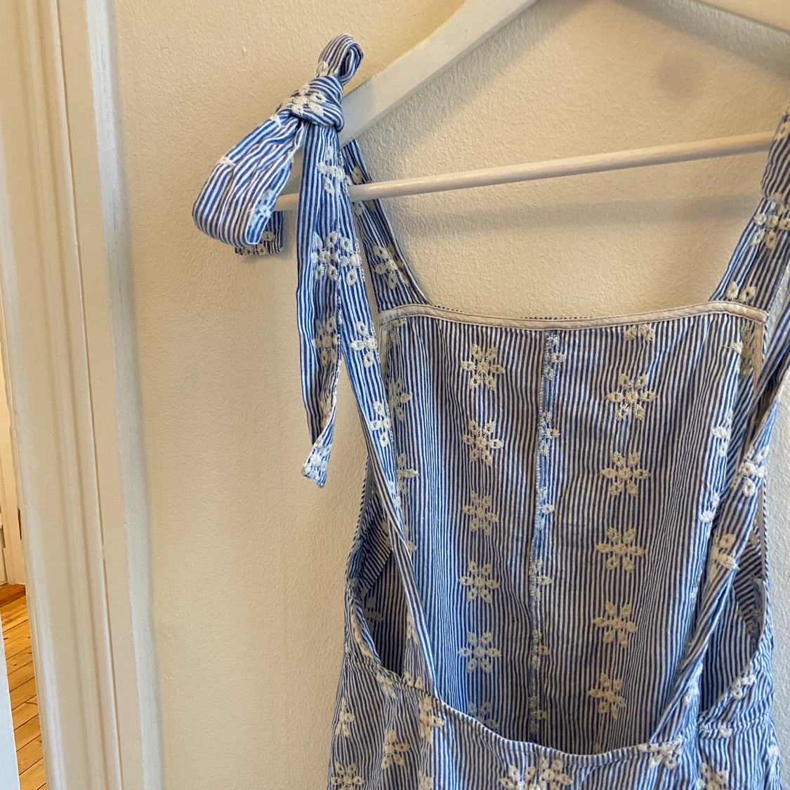 Klänning med brodyr - 91