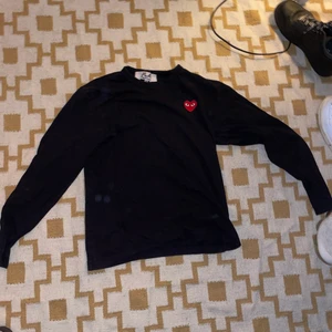 Commes des garcons storlek M - Tja! Säljer en commes des garcons tröja i bra skick i storlek M men passar även en S😊