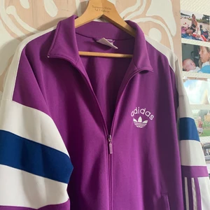 Adidas kofta - Cool jacka från adidas som är köpt på beyond retro. Jätte oversize och i bra kvalite! Skriv privat för fler bilder eller vid frågor :)