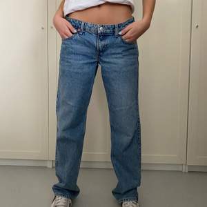 Blev konstigt ljus på bilderna men färger på jeansen stämmer överens med sista bilden! Säljer mina trendiga arrow low jeans från weekday för att jag köpte en för stor storlek. Annars väldigt fina jeans🤘🏻❤️ strl 28/32 jag är 168 lång!☺️