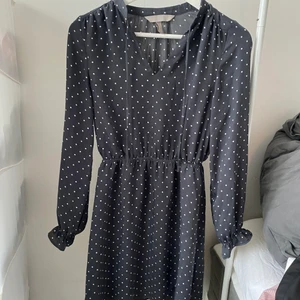 Prickig Klänning - En prickig klänning ifrån H&M, använd fåtal gånger.