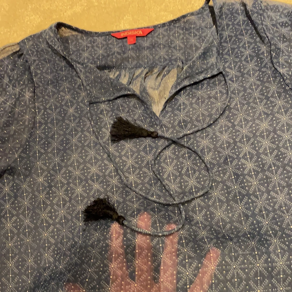 En blå blus som är genomskinlig. - 90