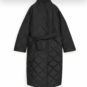 Söker denna jacka från Arket i M - Söker Arket Oversize Quilted Long Coat i svart, storlek M. 